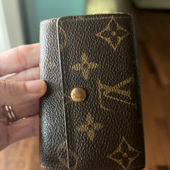 Classic 6 key holder pouch from Louis Vuitton . Snap and canvas great condition - Picture 2 of 4